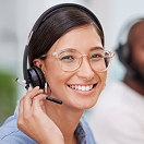 Frau mit Headset im Kundensupport